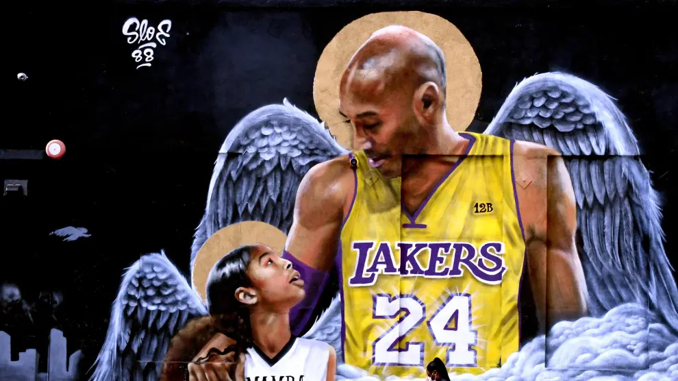 Un mural pintado en una pared de Los Ángeles recuerda a Kobe Bryant y a su hija Gigi, en el primer aniversario de su muerte.