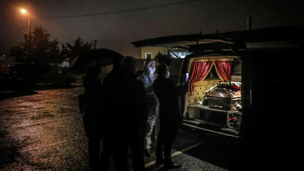 Trabajadores de la funeraria y familiares despiden a Colatino Palhinhas, fallecido por covid en Sintra, Portugal.