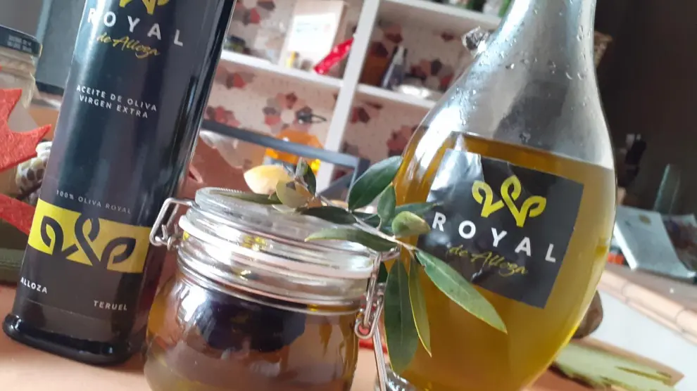 Carbón de leña de olivera macerando en aceite de oliva virgen extra de la variedad royal.