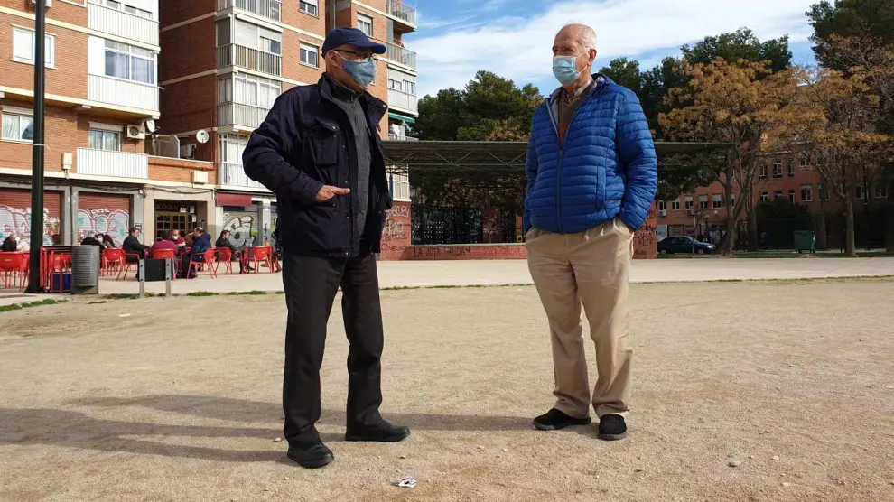 Atef Younes y Moayad Ismail, en la plaza de la Albada del barrio de La Jota de Zaragoza.