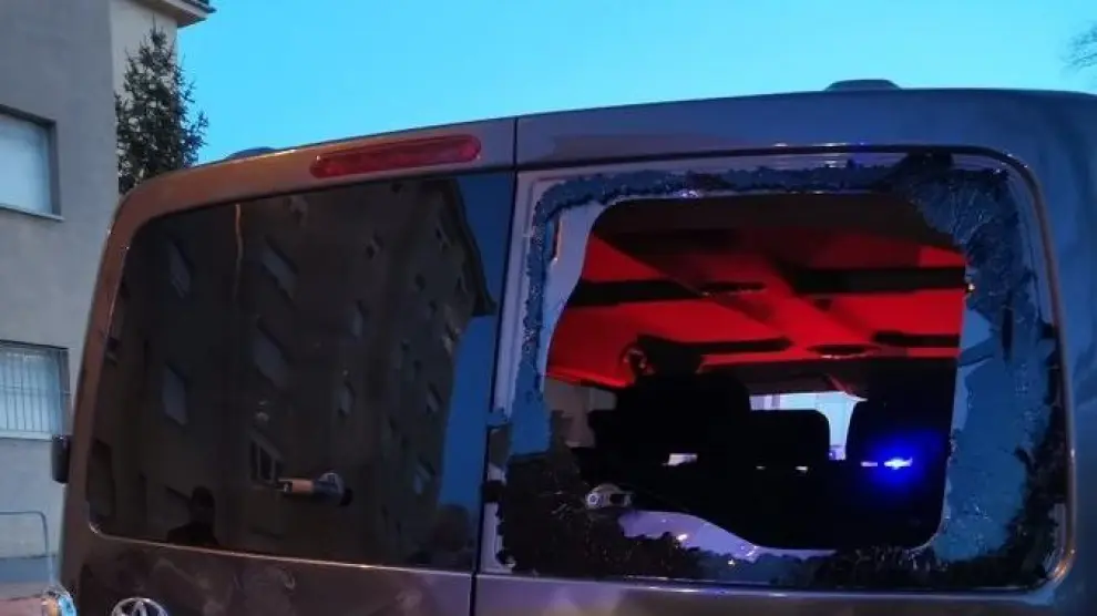 Daños en una furgoneta que trasladaba a los dirigentes de Vox