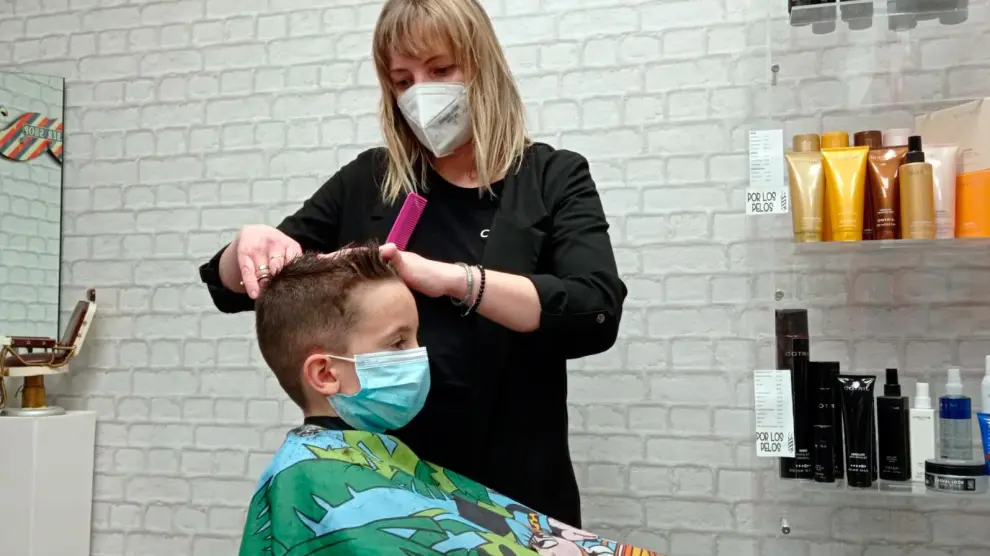 Elena Zardoya tiene la peluquería Por los Pelos, en Borja, desde hace 12 años.