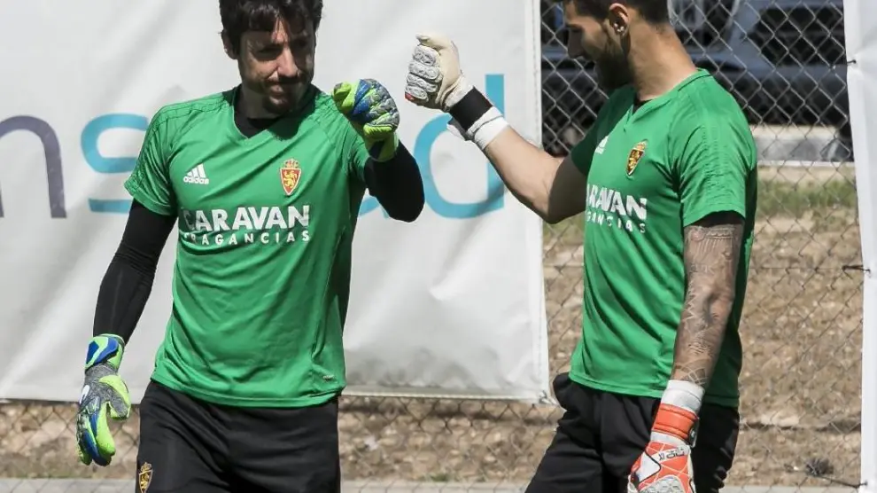 Cristian Álvarez y Ratón, los dos porteros del Real Zaragoza, se saludan en un entrenamiento.