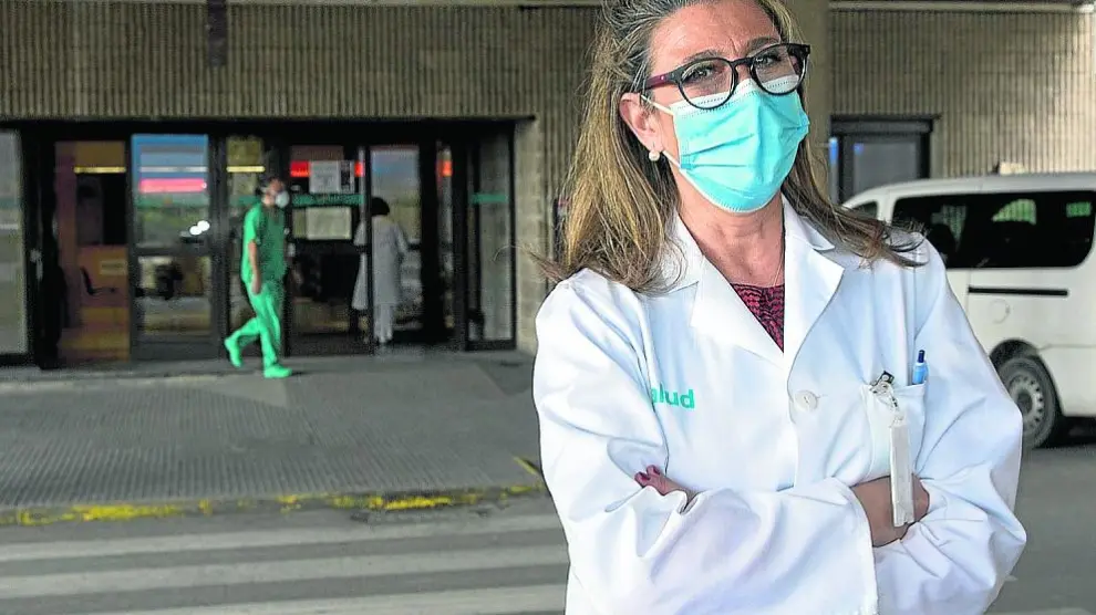 Cristina Guarga, directora del Ernest Lluch, a las puertas del centro hospitalario.
