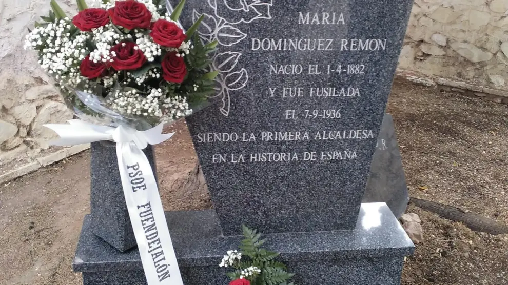 Memorial de la alcaldesa en el cementerio de Fundejalón en su recuerdo, con flores frescas rojas.