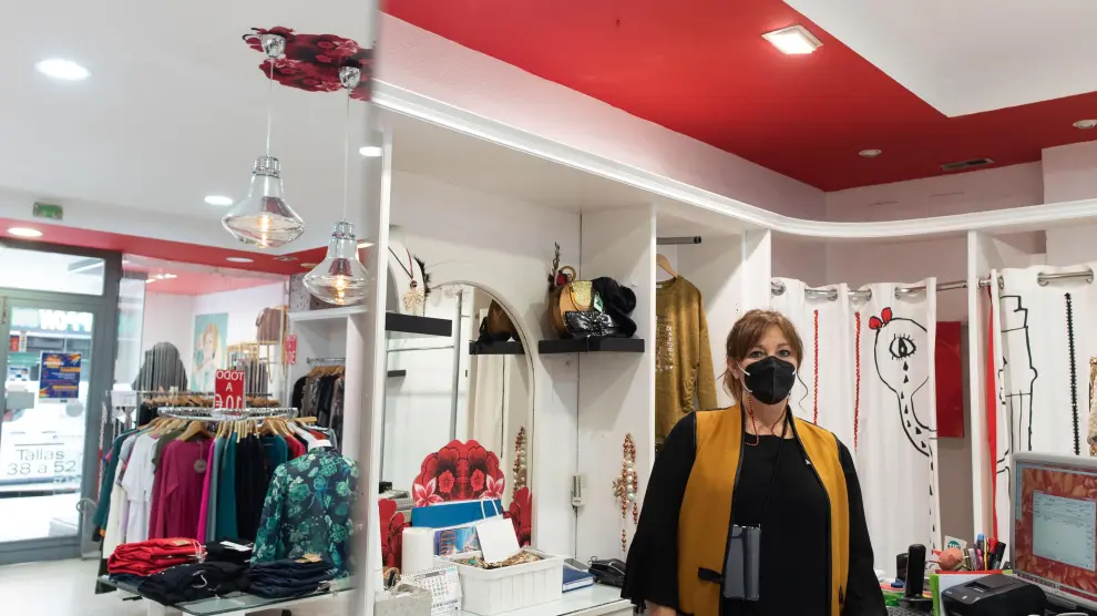 Aurora Sachez, presidenta de la asociación de comerciantes de Las Fuentes, en la tienda que lleva su nombre.