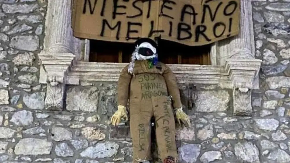 El muñeco que representa a Cornelio Zorrilla ha aparecido esta mañana colgado en la plaza principal de Bielsa.