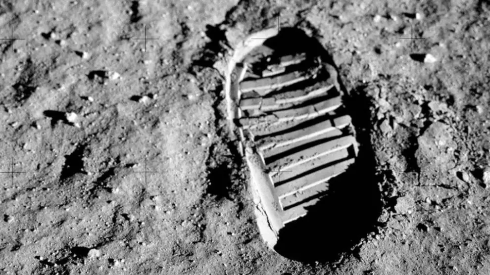 Huella del piloto del módulo lunar de la misión Apolo 11, Buzz Aldrin, en la superficie lunar. Su bota (con nueve costillas) era más grande que la de Armstrong (ocho costillas), por lo que sería posible individualizar las huellas de cada uno.