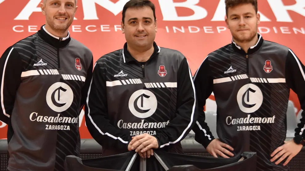 Los ayudantes de entrenador del Casademont Zaragoza Manuel Peña, Sergio Lamúa y Nacho Juan.