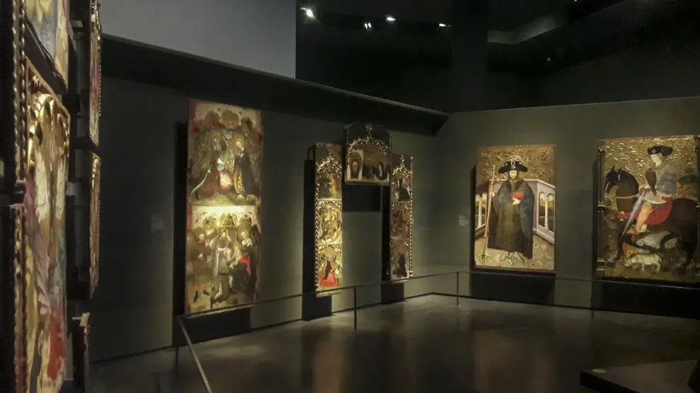 En el centro de la imagen, una tabla y un retablo, de Binaced y Monzón, que también se exhiben. L. M.