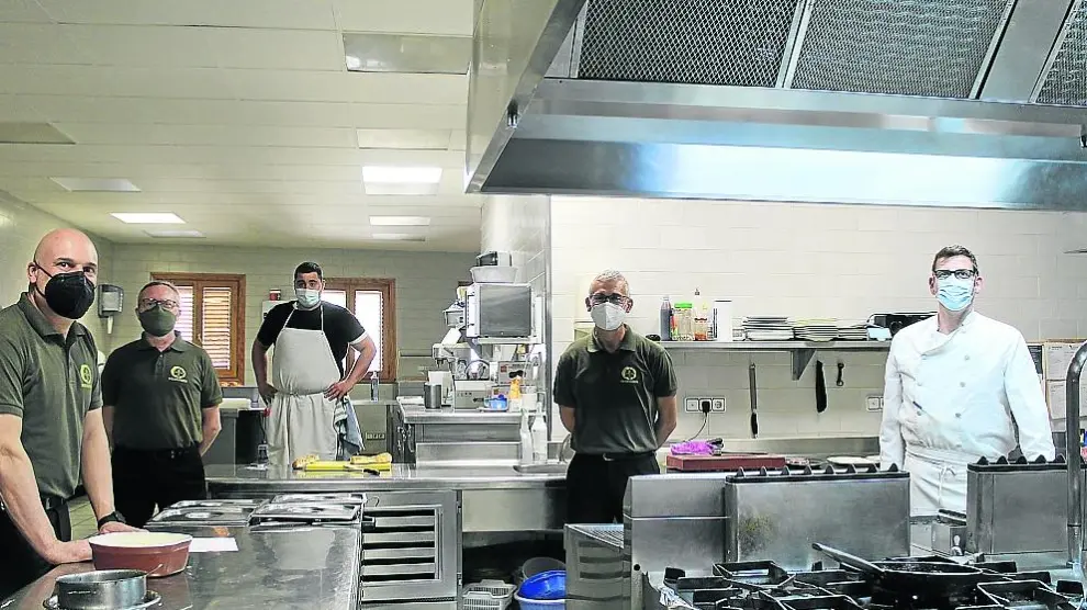 La cocina del restaurante Meseguer despachó los primeros menús en el interior tras la reapertura.