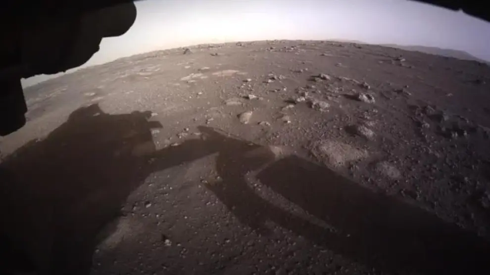 Primera foto a color de Marte enviada por el rover Perseverance.