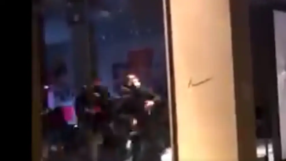 Captura del vídeo donde un manifestante se estampa contra el escaparate.