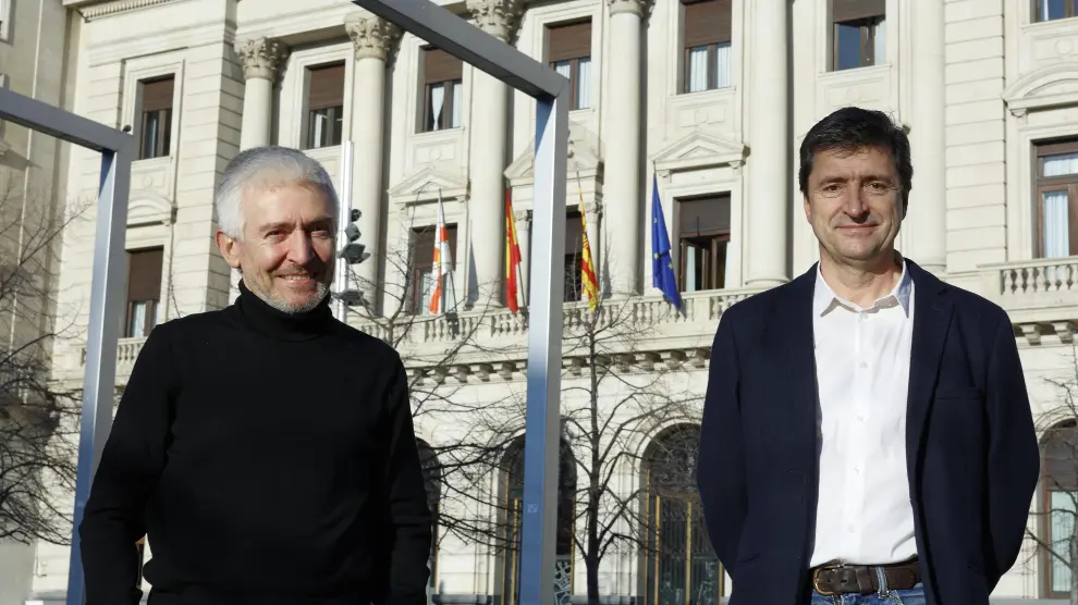 De izquierda a derecha ,Luis Antonio Sáez y Vicente Pinilla, ante la sede de la DPZ en Zaragoza.