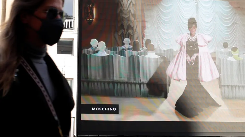 La modelo Winnie Harlow, en una pantalla gigante durante el desfile de Moschino en Milán.
