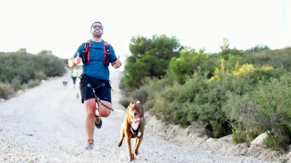 Sergio Izarre con su perro, Quick, en una carrera de canicross.