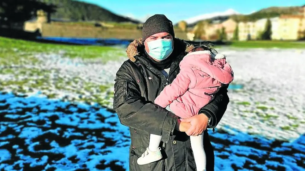 George García sostiene a su hija Ixeia, de 19 meses, en la Ciudadela de Jaca