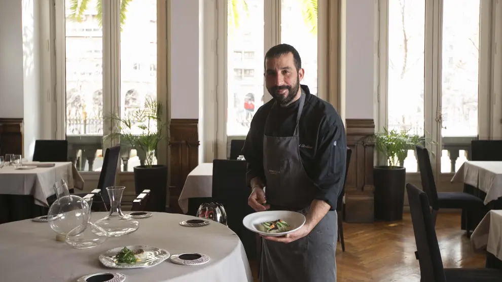 David Boldova, chef del restaurante Novodabo, con los platos con el skrei de protagonista.