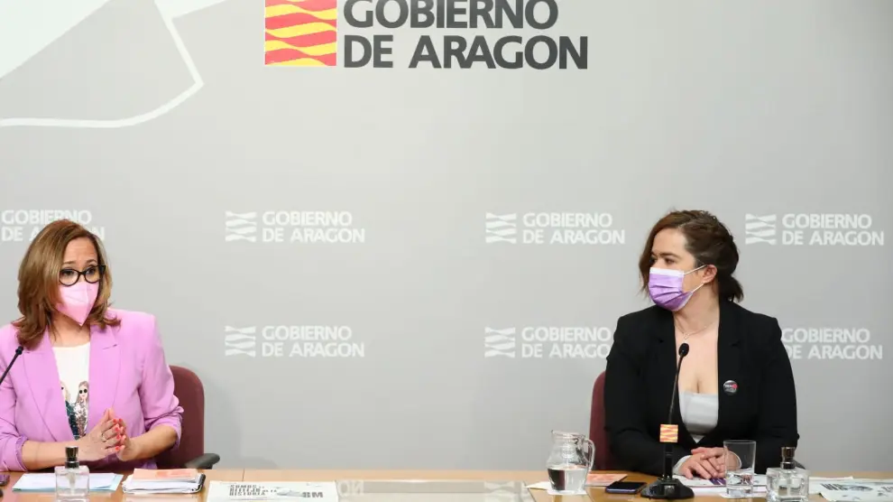 La consejera de Presidencia, Mayte Pérez, y la directora del IAM, María Goikoetxea, en la presentación de los actos con motivo del 8-M, este martes.