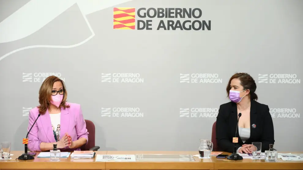 La consejera de Presidencia, Mayte Pérez, y la directora del IAM, María Goikoetxea, en la presentación de los actos con motivo del 8-M, este martes.