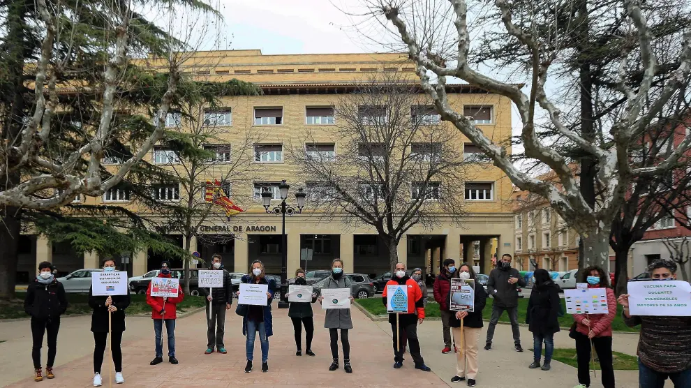 Protesta de la Junta de Personal Docente No Universitario en Huesca este martes.
