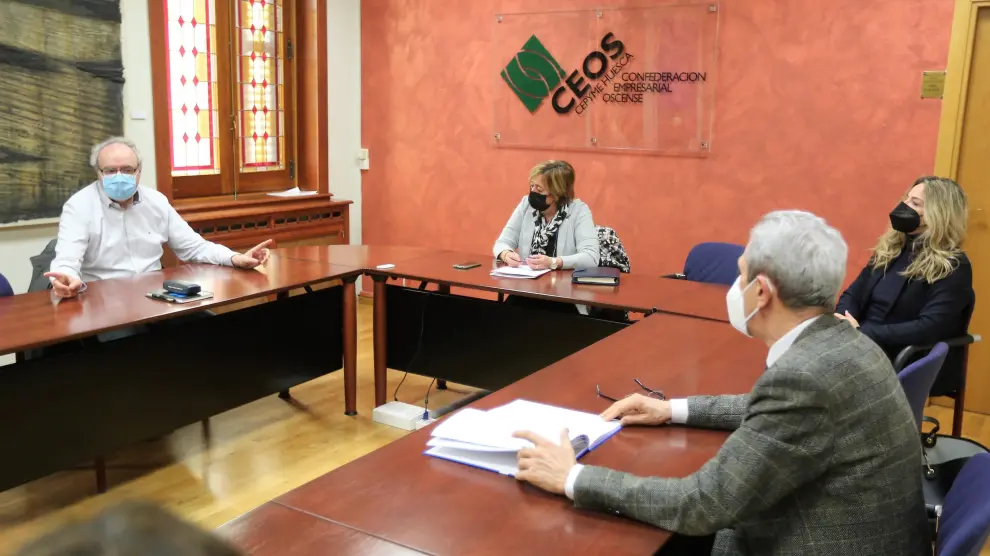 Representantes del Ayuntamiento de Huesca, CEOS y la Asociación del Comercio reunidos este jueves.