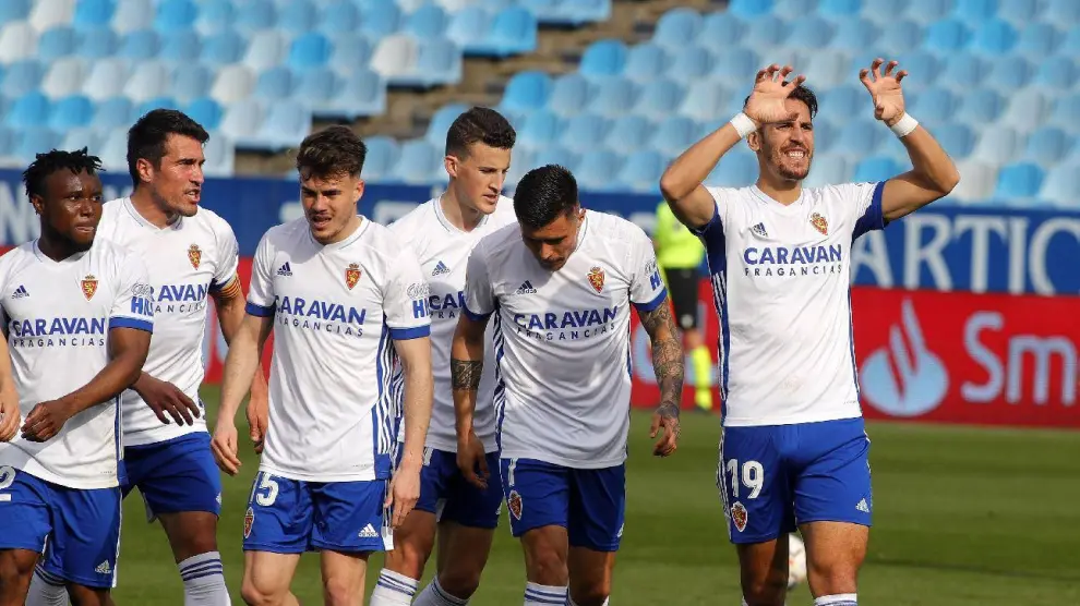 Alegría celebra con el resto del equipo la consecución del 1-0 ante el Tenerife, gol ganador y que es su primer tanto como zaragocista.
