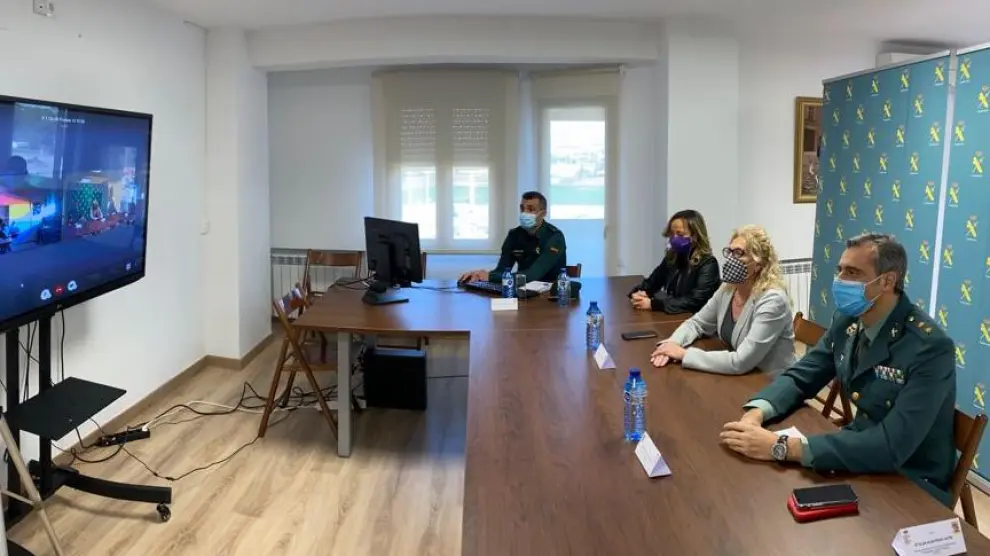 La primera charla de este curso del plan para la convivencia y mejora de la seguridad en los centros escolares se ha realizado por videoconferencia desde la Comandancia de la Guardia Civil de Huesca.