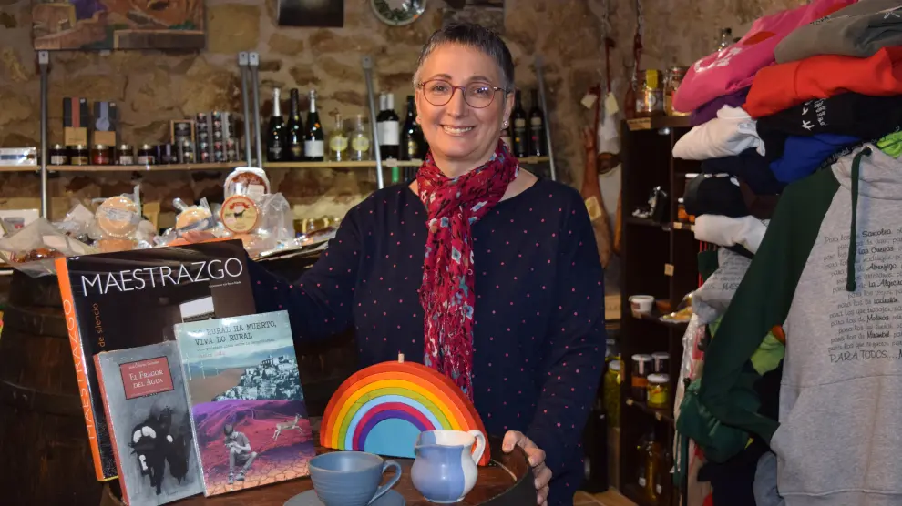 Pilar Sangüesa, en su tienda La Bodega, en Castellote.
