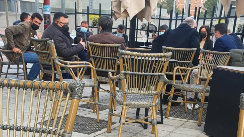 Igea y sus colaboradores, en la terraza de un bar de Valladolid.