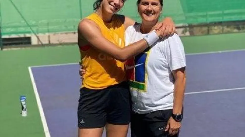 Garbiñe Muguruza sonriente junto a Conchita Martínez, su entrenadora.