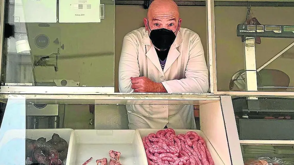 Juan Carlos Esteban, al frente de su carnicería ambulante, con base de operaciones en Blancas
