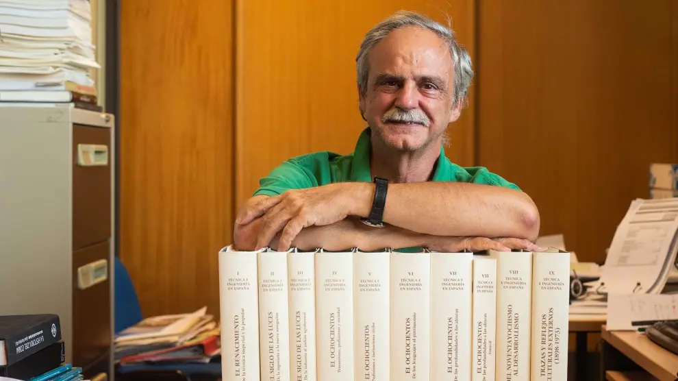 Manuel Silva, director de la colección 'Técnica e ingeniería en España', con los volúmenes publicados.