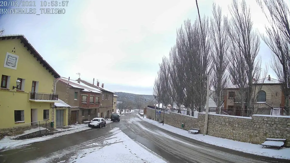 Una fina capa de nieve cubre las calles de Bronchales.