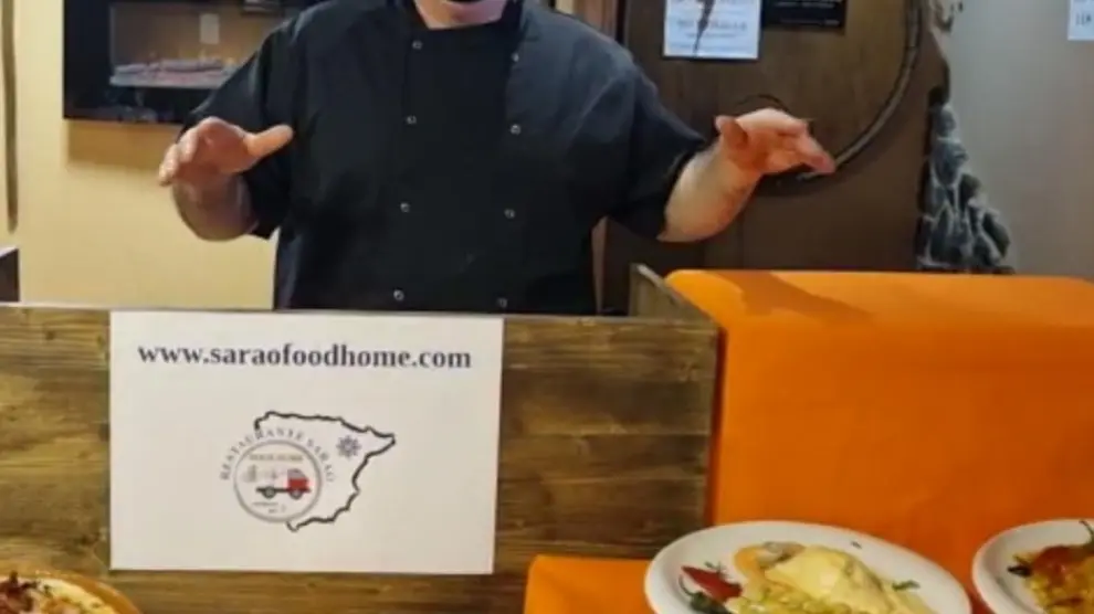Ángel Lamenca, propietario del asador-sidrería Sarao, en Escarrilla ha lanzado un vídeo en las redes explicando su nuevo servicio de comida a domicilio.
