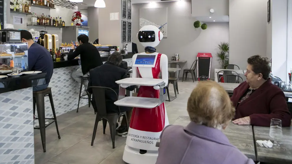 El robot que está programado para servir mesas en Atrapasueños.