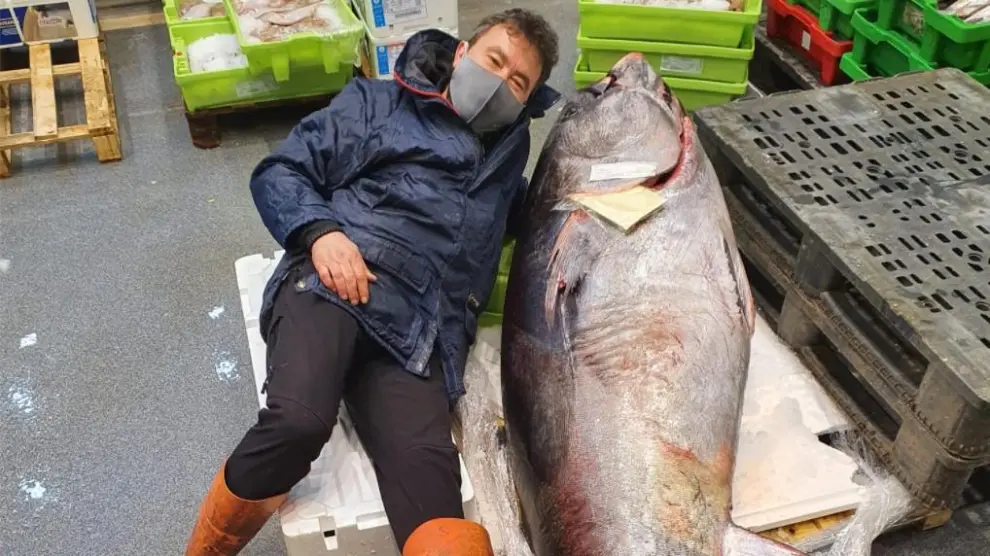 José Luis Pérez, junto al atún de 178 kilos que ha vendido esta semana.