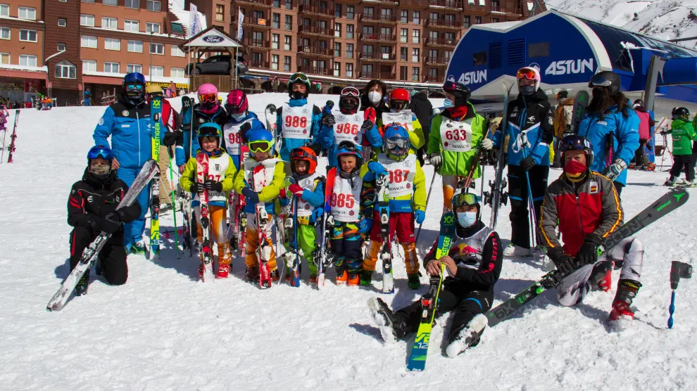 Equipo de deportistas con discapacidad intelectual del Candanchú Esquí Club.