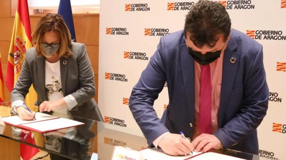 La consejera de Presidencia, Mayte Pérez, y el presidente de la Famcp, han firmado este viernes un convenio para asesorar a los municipios para captar fondos europeos.