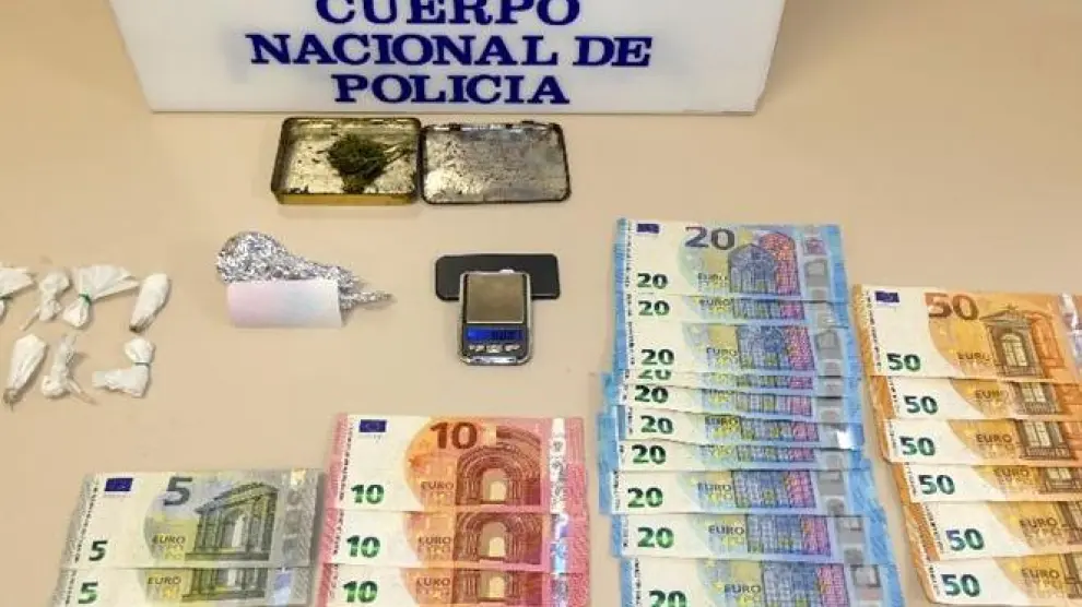 Objetos y dinero incautado en la operación policial.