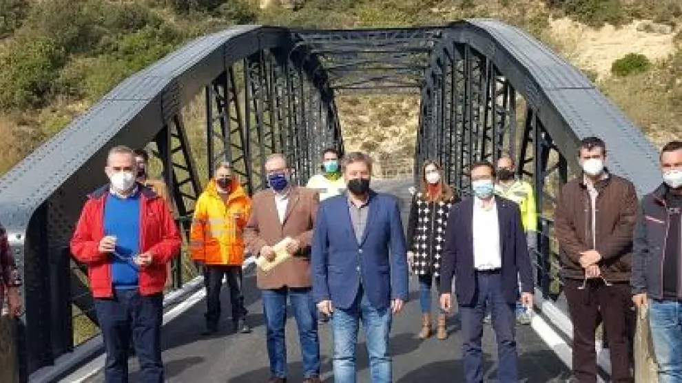 El consejero, el alcalde y otras autoridades en el puente de Santa Eulalia.