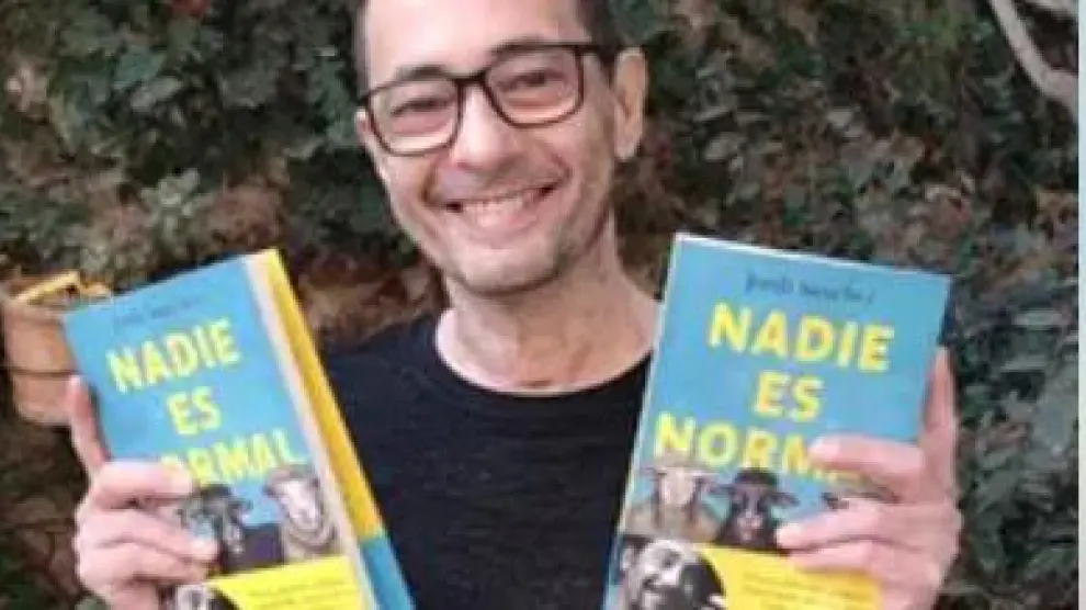 El actor Jordi Sánchez, con su libro.