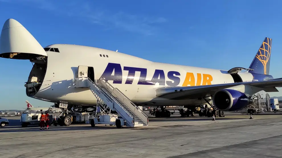Un Boeing 747-400 Jumbo de Atlas Air, en el aeropuerto de Zaragoza, a punto de cargar mercancías dirigidas a Nueva York.