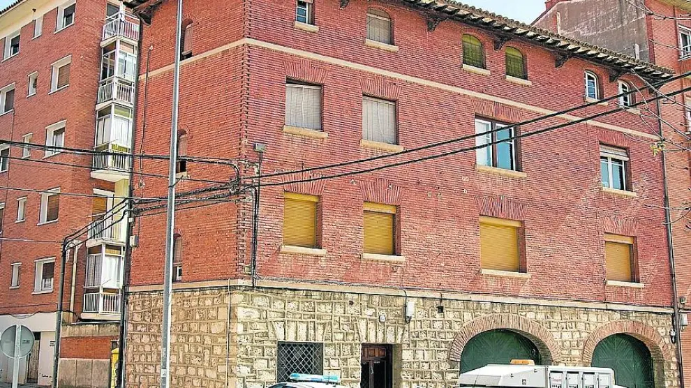Edificio en el que vivía el fallecido, al que acudió la Guardia Civil y trabajadores de la DPZ