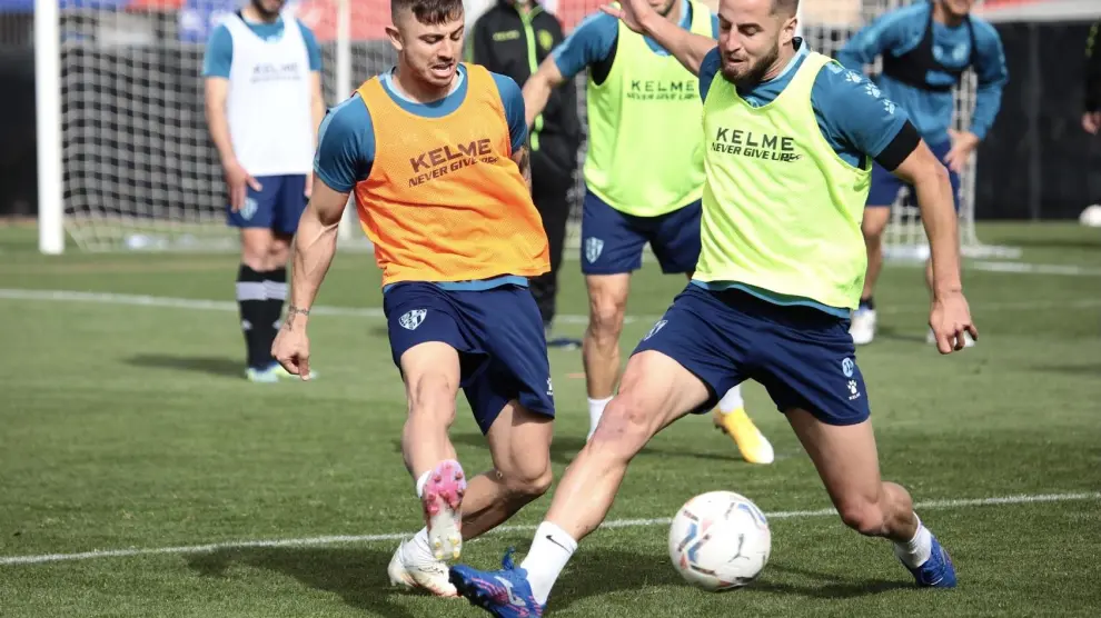 Maffeo y Pulido pugnan por el balón durante el entrenamiento llevado a cabo por la SD Huesca en Valencia.