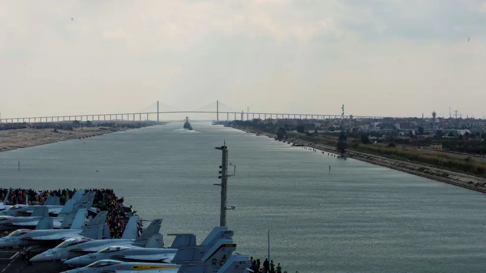 El buque de la Armada de EE. UU. 'Dwight D. Eisenhower cruza el Canal de Suez, este viernes.