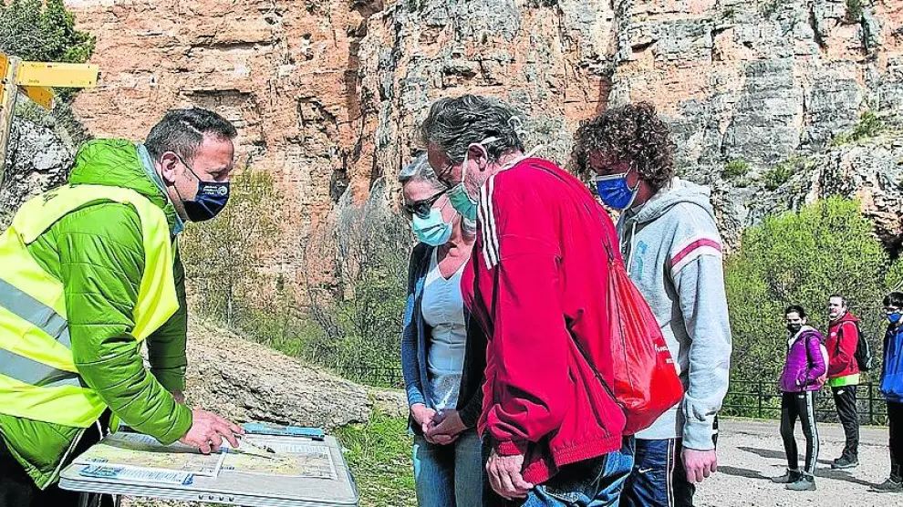 Jordi Pérez atiende a una familia en la confluencia del barranco de la Hoz Seca y las Hoces del Mesa.