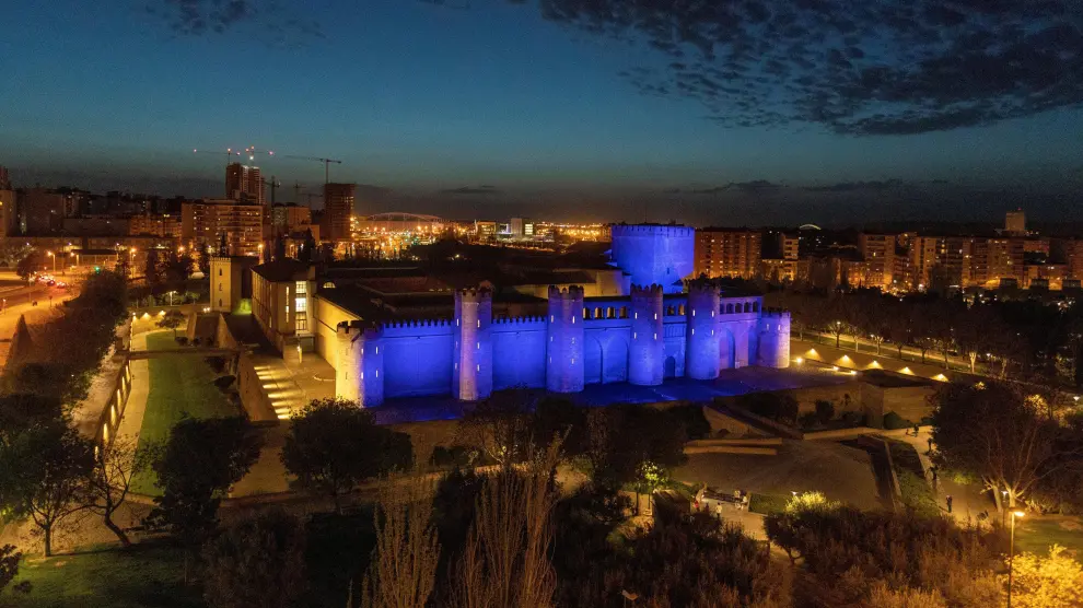 La Aljafería, iluminada de azul con motivo del Día Mundial de Concienciación sobre el Autismo.