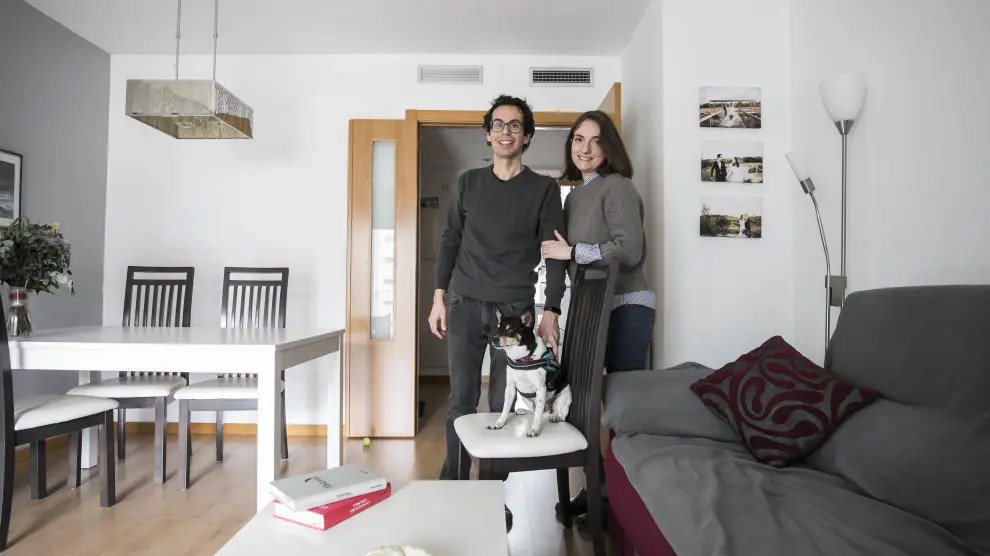 Ismael Viejo y Rebeca Herrero han compartido el confinamiento con su perro, en un piso de Valdespartera.