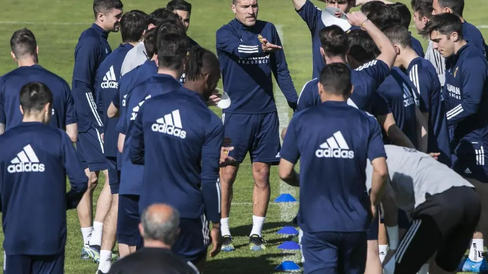 Zapater, el capitán del Real Zaragoza, habla a sus compañeros al inicio del último entrenamiento previo al viaje a Madrid, este domingo por la tarde.